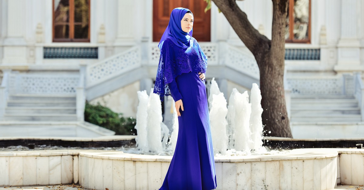 Robe de Soirée avec Pélerine a Dentelle 0392-04 Bleu Roi 0392-04