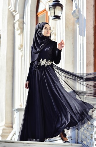فستان مميز بتصميم من القماش الرقيق وتفاصيل من الدانتيل والخرز المميزة 1004-01