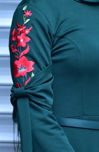 Fiyonk Detaylı Nakışlı Elbise 5077-01 Zümrüt Yeşili