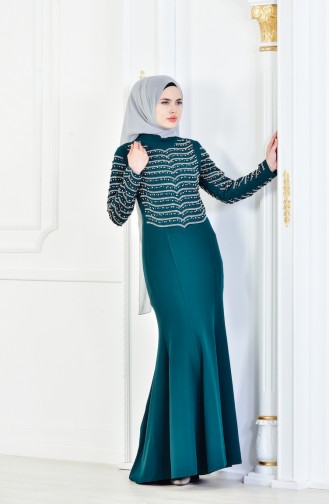 فستان سهرة يتميز بتفاصيل من الؤلؤ 6047-07 لون اخضر زُمردي 6047-07