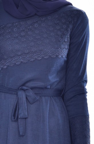 فستان يتميز بتفاصيل من الدانتيل 1180-01 لون كحلي 1180-01