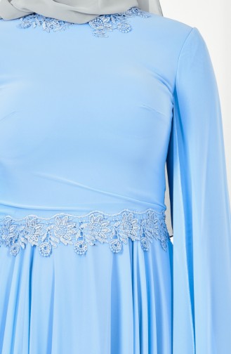 فستان سهرة يتميز بتفاصيل من الدانتيل 1124-05 لون ازرق فاتح 1124-05