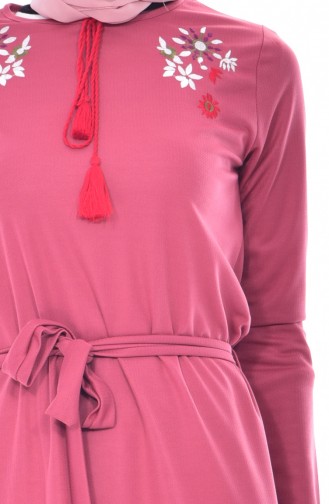 فستان يتميز بتصميم حزام للخصر وتفاصيل مُطرزة 3851-01