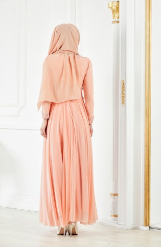 فستان سهرة يتميز بتفاصيل من الدانتيل 1108-06 لون مشمشي 1108-06