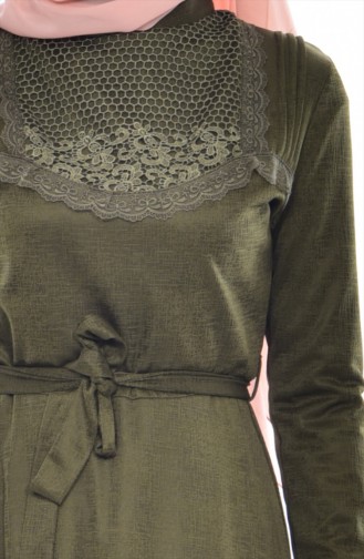 فستان بحزام خصر وتفاصيل من الدانتيل 1186-06 لون أخضر كاكي 1186-06