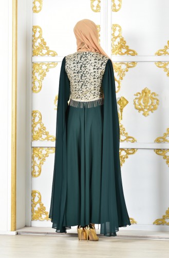 فستان سهرة يتميز بتفاصيل من الدانتيل 81606-05 لون اخضر زُمردي 81606-05