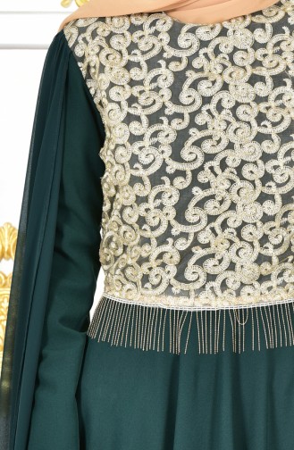 فستان سهرة يتميز بتفاصيل من الدانتيل 81606-05 لون اخضر زُمردي 81606-05