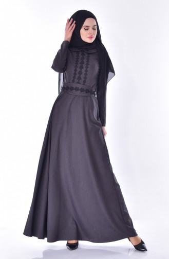 فستان بحزام خصر بتصميم ياقة مثنية 24402-01 لون أسود مائل للرمادي 24402-01