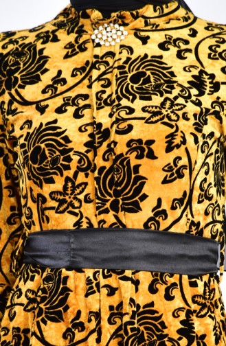 فستان مخمل مُزين ببروش بأحجام كبيرة 2135-02 لون اصفر داكن 2135-02