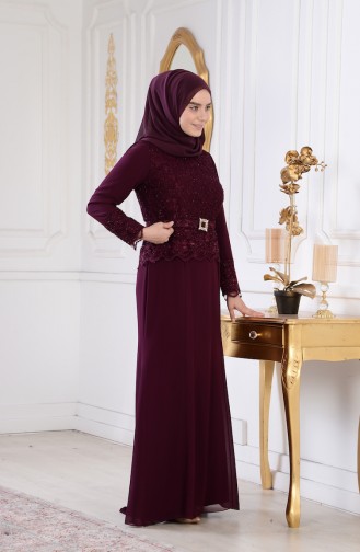 فستان سهرة يتميز بتفاصيل من الدانتيل بمقاسات كبيرة 1280-03 لون ارجواني 1280-03