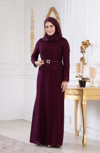 فستان سهرة يتميز بتفاصيل من الدانتيل بمقاسات كبيرة 1280-03 لون ارجواني 1280-03