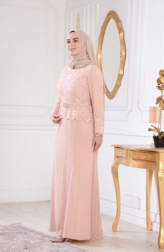 فستان سهرة يتميز بتفاصيل من الدانتيل بمقاسات كبيرة 1280-01 لون وردي 1280-01