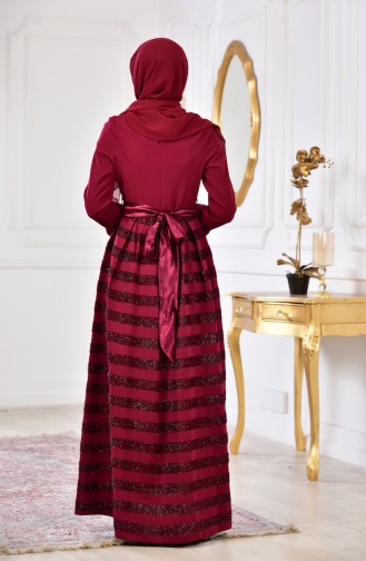 فستان يتميز بتفاصيل لامعة مُزين بقلادة 2150-02 لون خمري 2150-02