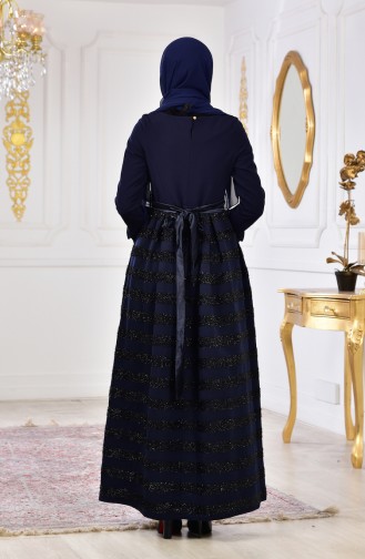 فستان يتميز بتفاصيل لامعة مُزين بقلادة 2150-03 لون كحلي 2150-03