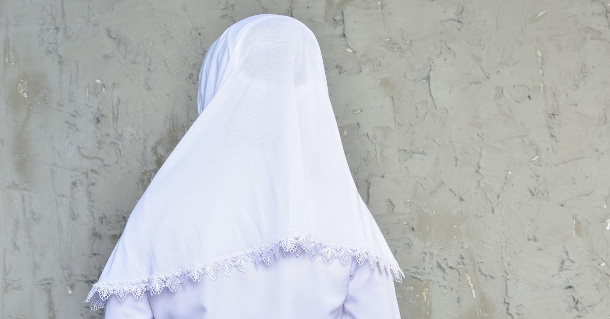 Voile De Messe Catholique Brodée Camélia – Dentelle Blanche Triangle Élégante Pour Première Communion Et Mariage