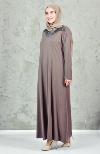 فستان يتميز بتفاصيل من الدانتيل بمقاسات كبيرة 4860A-01 لون بني مائل للرمادي 4860A-01