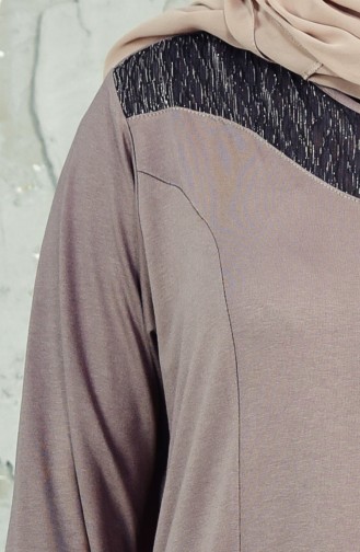 فستان يتميز بتفاصيل من الدانتيل بمقاسات كبيرة 4860A-01 لون بني مائل للرمادي 4860A-01