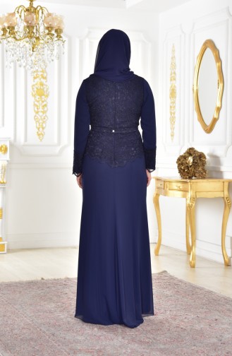 فستان سهرة يتميز بتفاصيل من الدانتيل بمقاسات كبيرة 1280-02 لون كحلي 1280-02