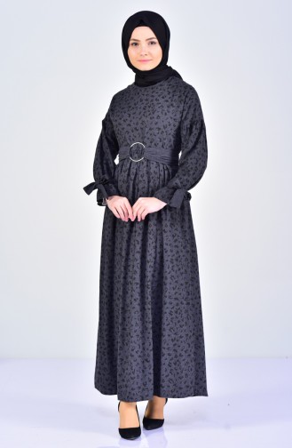 فستان بتصميم مُطبع وحزام للخصر 2007-02 لون اسود مائل لالر مادي 2007-02