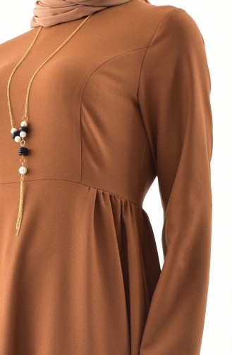 فستان بتصميم مُزين بقلادة 4517-04 لون عسلي 4517-04