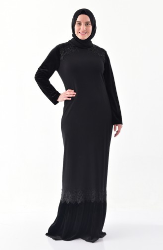 فستان مخمل يتميز بتفاصيل من الدانتيل بمقاسات كبيرة 40371-01 لون أسود 40371-01