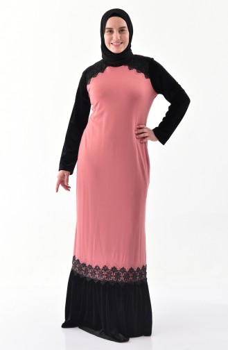 فستان مخمل يتميز بتفاصيل من الدانتيل بمقاسات كبيرة 40371-02لون وردي باهت 40371-02