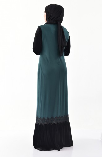 فستان مخمل يتميز بتفاصيل من الدانتيل بمقاسات كبيرة 40371-03 لون أخضر زمردي 40371-03
