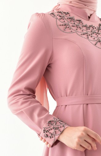 مس فالي فستان بتصميم حزام للخصر مزين باللؤلؤ 8902-05 لون وردي باهت 8902-05