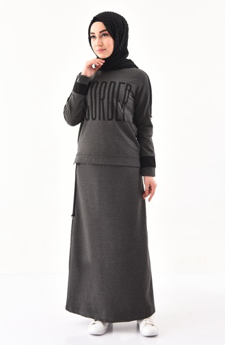 طقم تنورة و بلوز بتصميم مُطبع 8338-01 لون أسود مائل للرمادي 8338-01