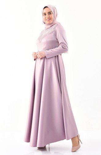 فستان سهرة بتفاصيل من الدانتيل وبمقاسات كبيرة 1300-03 لون وردي 1300-03
