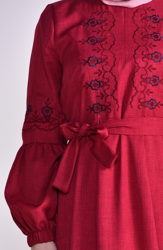 فستان بتفاصيل مُطرزة و حزام للخصر 1022-01 لون خمري 1022-01
