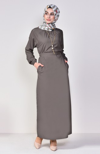 فستان بتصميم حزام للخصر مُزين بقلادة  5255-01 لون أخضر كاكي 5255-01