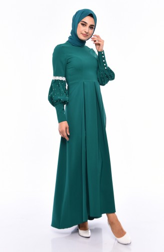 فستان بتفاصيل طيات مُزين باللؤلؤ 1028-01 لون أخضر زمردي 1028-01