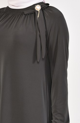 فستان قماش الساندي بتصميم مُزين ببروش 9021-02 لون أخضر كاكي 9021-02