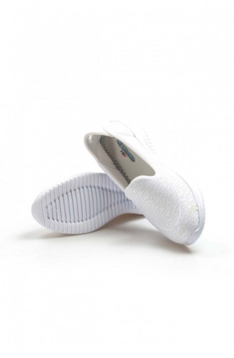 حذاء رياضي فاست ستيب أبيض مع شعار أحذية المشي الزرقاء 629ZA254-202-16782420
