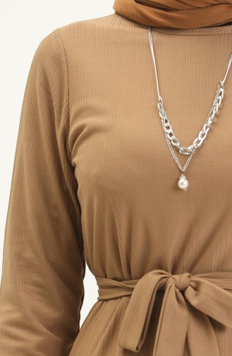 Gerafftes Kleid mit Gürtel und Halskette 1784-06 Beige 1784-06
