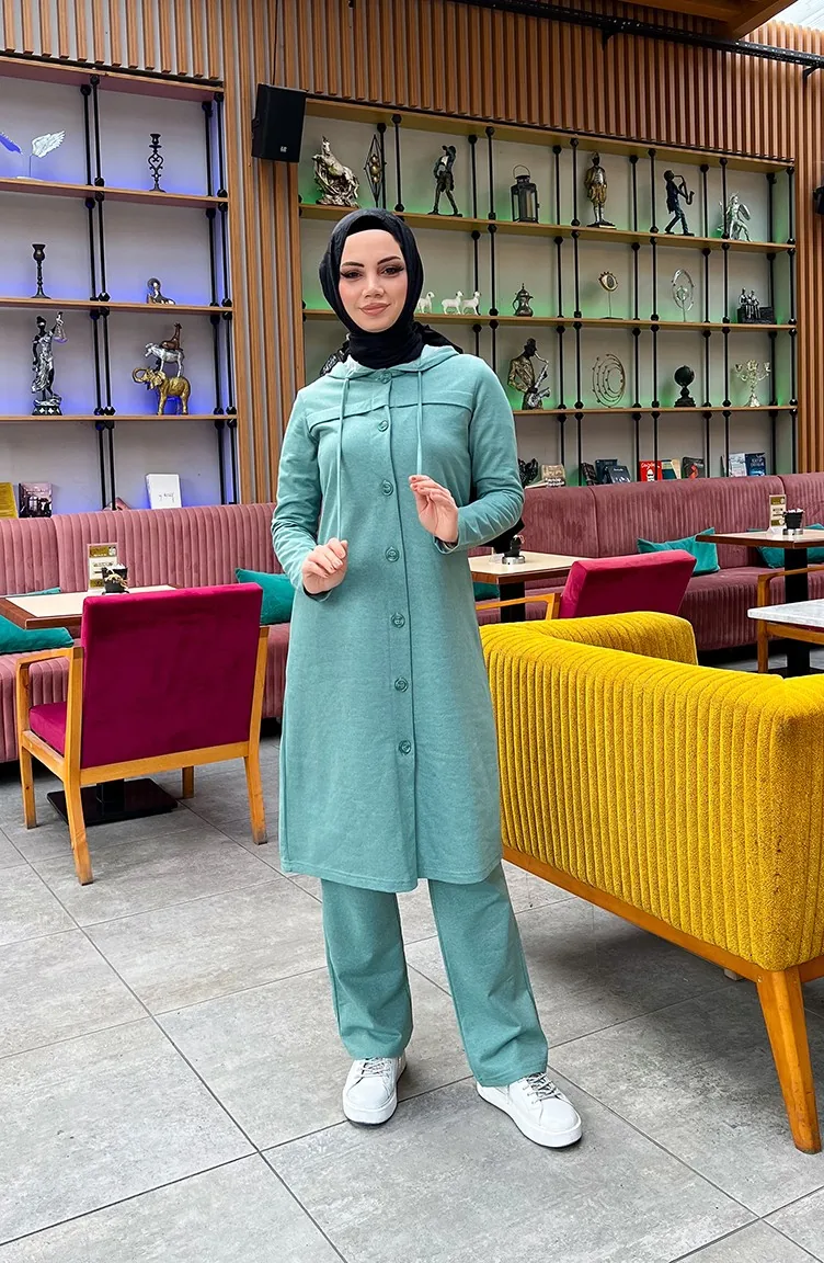 بدلة رياضية مزوّدة بقبعة وأزرار 3072-09 لون أخضر 3072-09