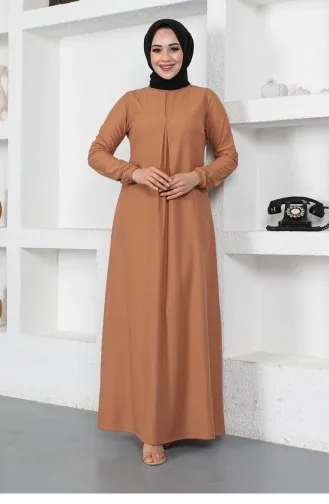 1827Cvn Ein Plissiertes Modellkleid In Hellbraun 6788