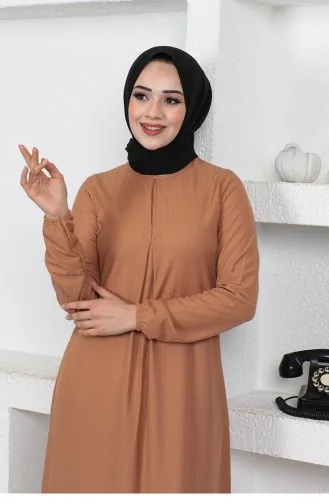 1827Cvn Ein Plissiertes Modellkleid In Hellbraun 6788