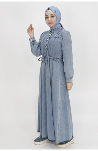 فستان من الجينز بتفاصيل من الدانتيل وياقة على الخصر 1567-01 لون أزرق فاتح 1567-01