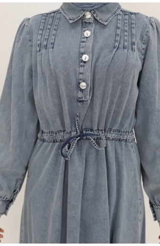 فستان من الجينز بتفاصيل من الدانتيل وياقة على الخصر 1567-01 لون أزرق فاتح 1567-01