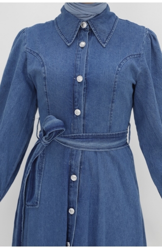 فستان من الجينز بأزرار وحزام للخصر مع ياقة قميص 1547-02 لون أزرق دينم 1547-02