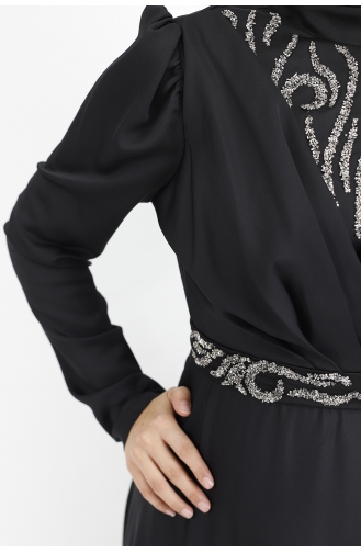 فستان سهرة للحجاب مصنوع من قماش الساتان بتصميم مُطبع بتفاصيل من الحجر وصدر مزدوج 6864-01 لون أسود 6864-01