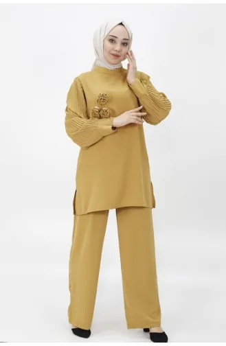 Jessica Costume Double Plissé Avec Manches En Tissu Et Broche 24087-01 Moutarde 24087-01