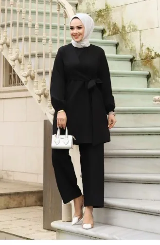 Zwart Pak Met Hijab Aan De Zijkant 387