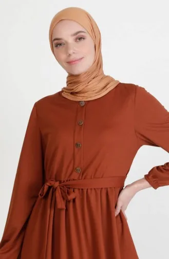 فستان بتصميم حزام للخصر 7979-01 لون أسمر ضارب للصفرة 7979-01