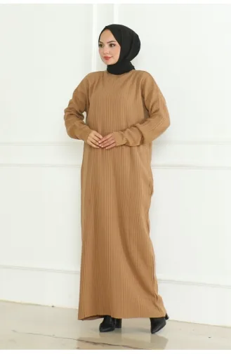 Einfarbiges Strickkleid Mit Halbem Rollkragen 252-03 Kamel 252-03