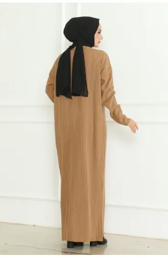 Einfarbiges Strickkleid Mit Halbem Rollkragen 252-03 Kamel 252-03