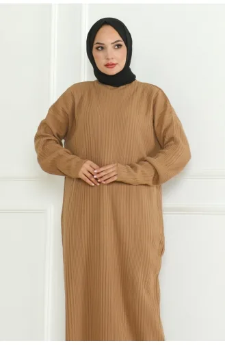 Einfarbiges Strickkleid Mit Halbem Rollkragen 252-03 Kamel 252-03