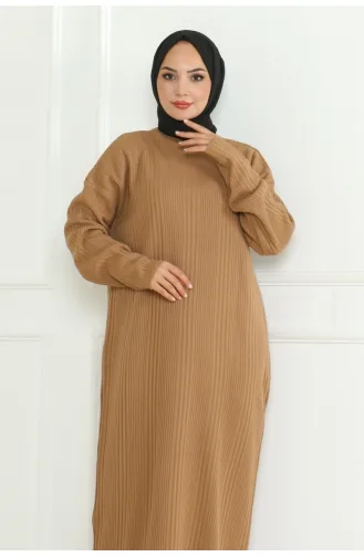 Einfarbiges Strickkleid Mit Halbem Rollkragen 252-03 Kamel 252-03